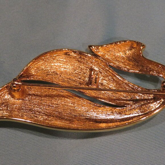 Vintage Trifari Gold Tone Abstract Swan Brooch - Picture 4 of 4